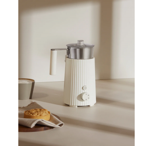 Plissé Multi-function induction milk frother in thermoplastic resin, black. Jug in 18/10 stainless steel. English plug. 600 W  Alessi