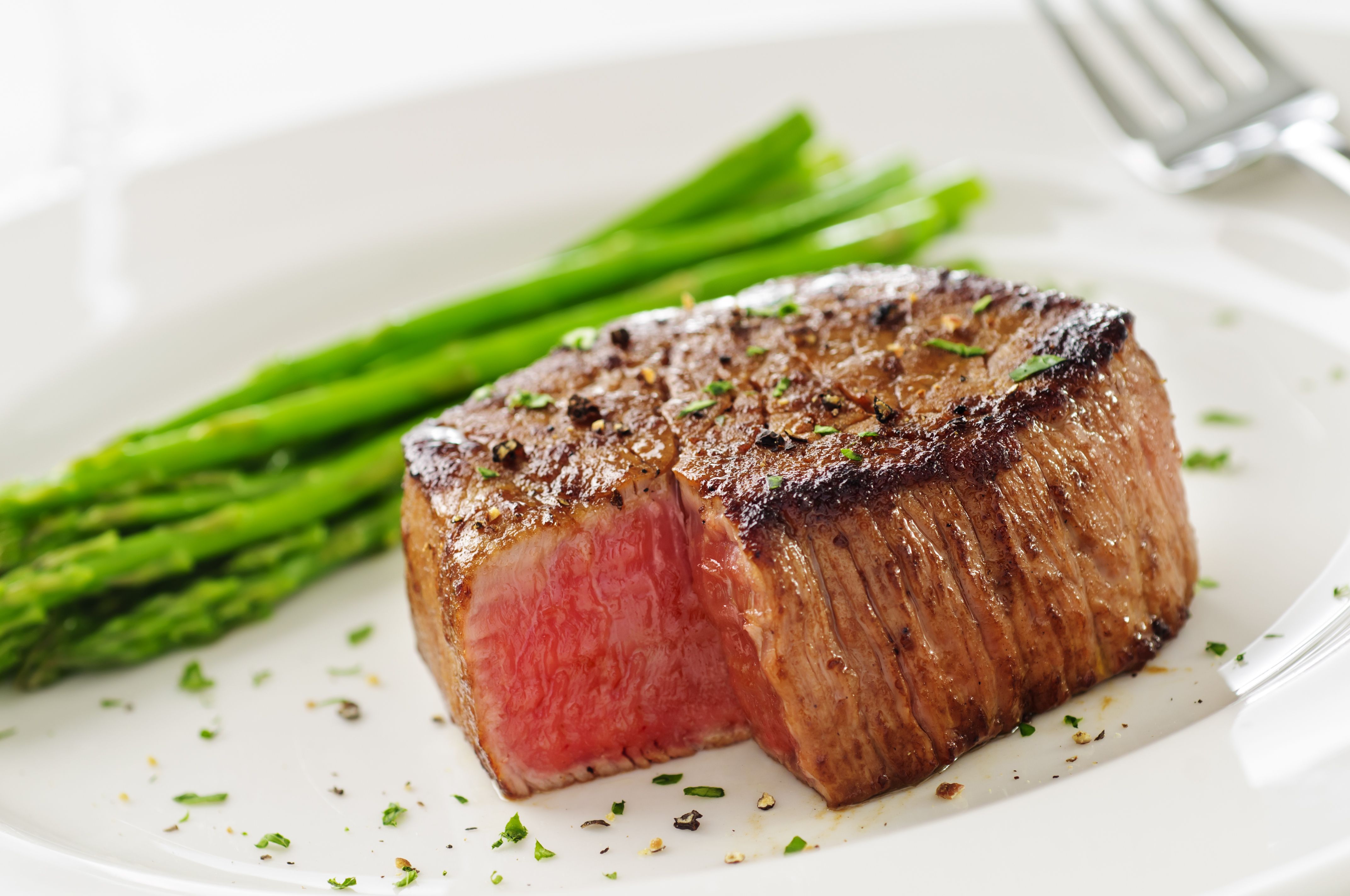 Стейк филе миньон ~ 250г. Филе миньон в. Филе миньон с грибным гратеном. Филе миньон в. Филе миньон/filet mignon.