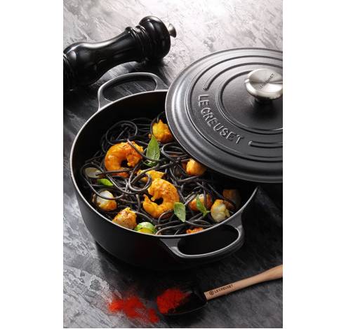 Gietijzeren Ronde cocotte met zwart interieur 28cm 6,7L mat zwart  Le Creuset