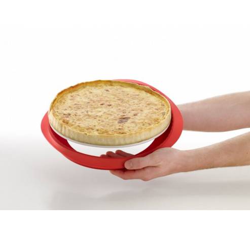  geribde taartvorm uit silicone rood Ø 28cm H 3cm met keramisch bord wit Ø 28cm  Lékué