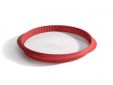 Geribde taartvorm uit silicone rood Ø 28cm H 3cm met keramisch bord wit Ø 28cm