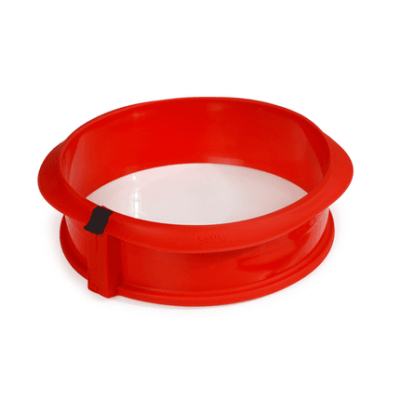 Moule à manqué en silicone rouge ø 23cm H 7cm avec assiette en céramique blanc ø 23cm  Lékué