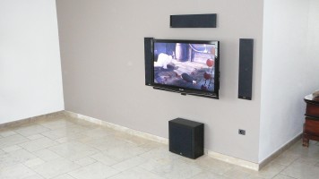 Sharp lcd scherm, KEF T305 speaker set, Yamaha Avantage 777 Home cinema set (achter muur)