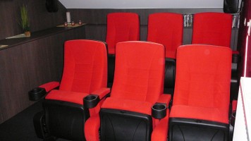 Cinema ruimte met zetels voor 6 personen.