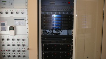 Rusthuis; audioinstallatie in rack