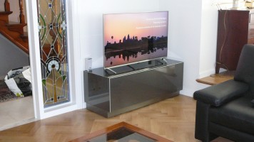Panasonic 4K led tv, Loewe satellieten, Kef T4 subwoofer, Maranz MC-R611 netwerk-set in Sonorous meubel
